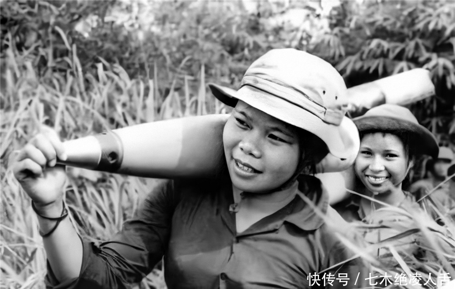 俘虏|越战中的越南女兵:俘虏被美国大兵扛走,蒙上双眼身上绑满炸弹