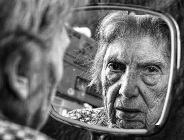 黯然失色|他为93岁的妈妈拍了一组照片,让所有自拍美颜都黯然失色