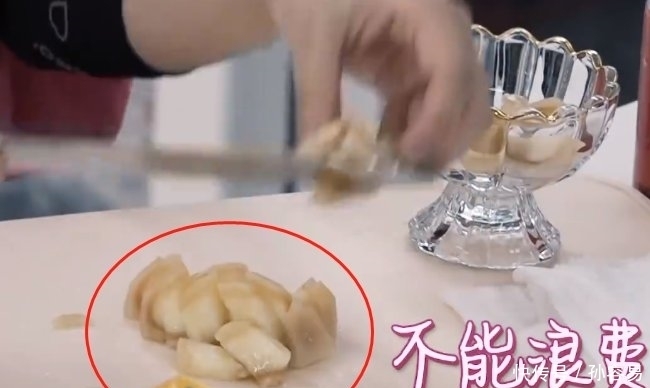  是装不|赵丽颖做美食发现桃子坏了，看清她的处理方法，素养是装不出来的