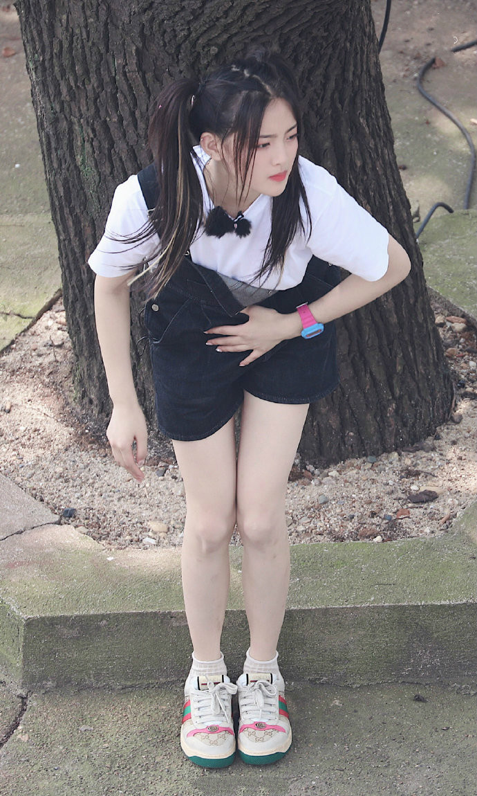 超越|杨超越录《中餐厅》,虽然还是擦桌子扫地,但一身造型都已上万块