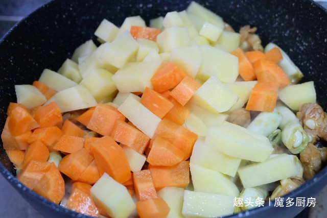 食材|电饭锅只蒸白米饭太浪费,4种食材和大米同煮,有肉有菜香喷喷