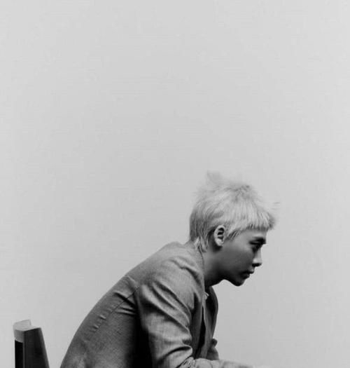 突破|李易峰6月刊突破自我!银发造型+雀斑妆太扎眼,秒变漫画少年?