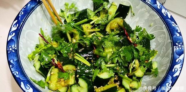 入味|做拍黄瓜时,最忌拍碎后直接拌,多加一个步骤,黄瓜爽脆又入味