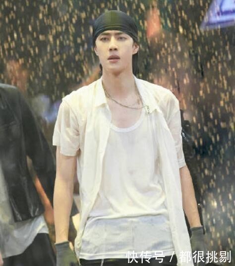  水舞台表演|这就是街舞王一博水舞台上演湿身胸震，带伤上阵，表演依旧完美