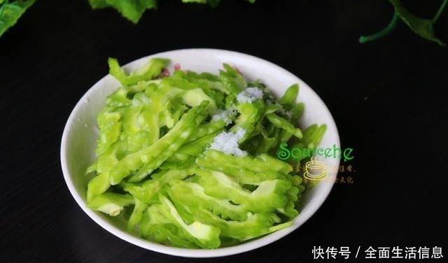 辣椒|苦瓜不管加什么炒,只要掌握这3个技巧,苦瓜不苦,翠绿爽口