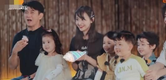 帮忙洗白|郑爽带娃录综艺,玩手机被批不敬业,节目组帮忙挽尊却闹出笑话