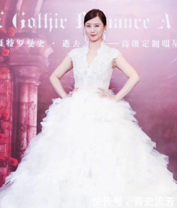 依旧|翁虹罕见晒美照,年过半百身材依旧完美,魅力十足