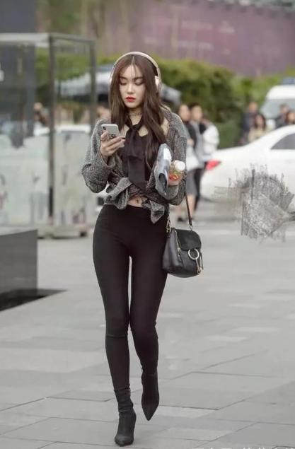 衣服|街拍:黑色衣服搭配长筒靴,穿出了气质,长相也成熟迷人