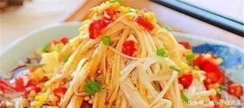  金针菇|我朋友来家吃饭。我母亲端上了一些美味的家常菜