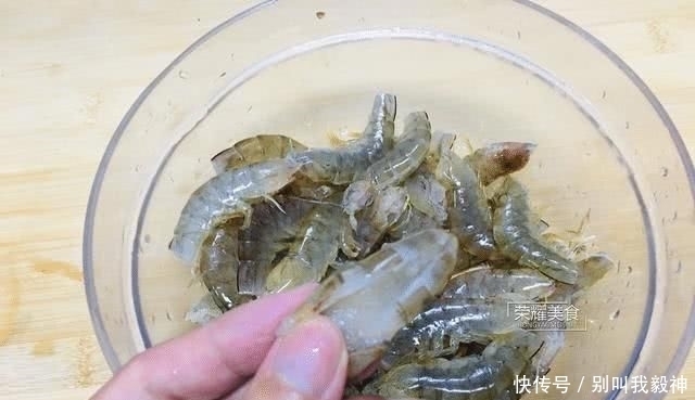  上桌|连壳吞的椒盐虾，一上桌就被扫光，好吃到忘记吃饭，教你怎么做吧