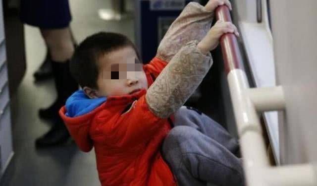  孩子|8岁男孩故意用推车撞孕妇，妈妈却旁观，孕妇老公的做法让人解气