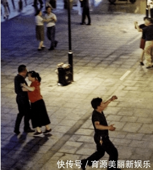 评论|“为啥高级宾馆的浴缸有那么多扶手？”哈哈哈哈哈评论也太坏了