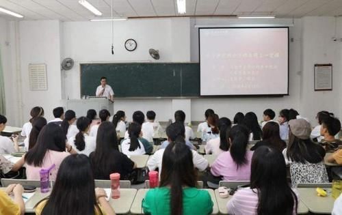  当成|这个高中科目常常被忽视，主科被当成副科，毕业之后才深感后悔