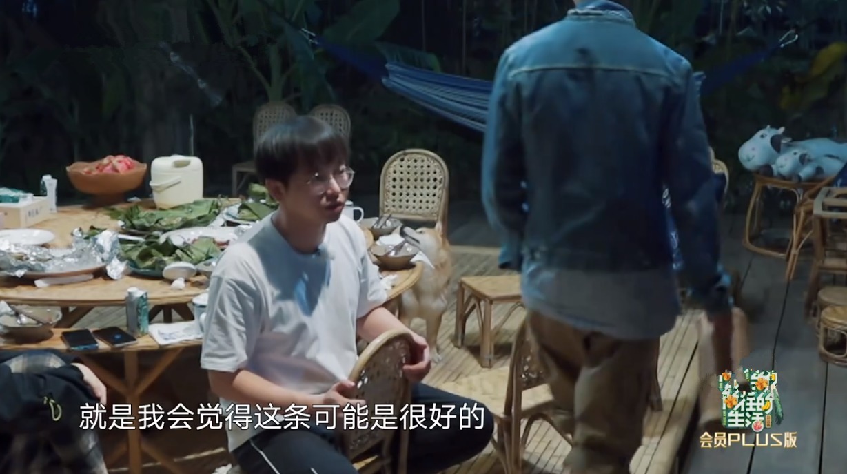  何老师|一只鸡要十捆香蕉！黄磊拿板砖“威胁”导演，周迅调侃彭彭太自恋