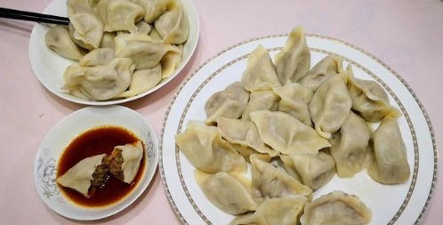  饺子馅|拌饺子馅时，先放盐还是油？大厨教你小秘诀，饺子更好吃，更入味