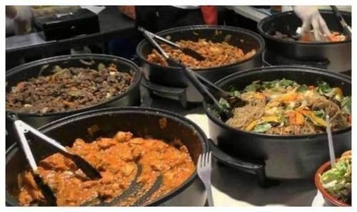 祖国|中国夫妇去外国卖小吃,外国人每天排着队吃,网友祖国为你骄傲