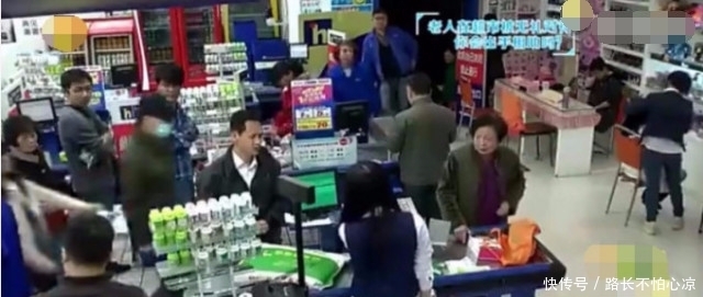 可怜|农村老太付账时钱不够,收银员叫她别装可怜,最后结果让人感动