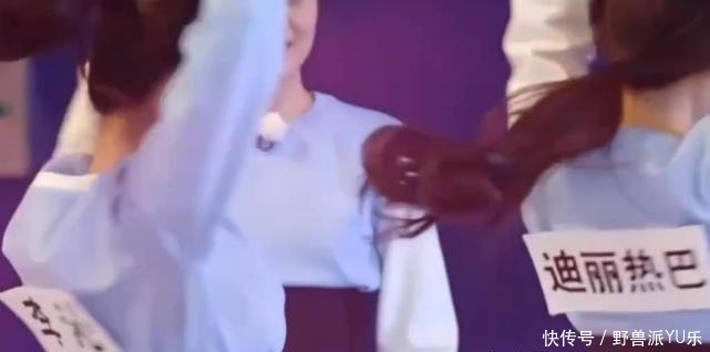 领口|李沁发现领口太大,被男嘉宾围着时救场方式堪比教科书,难怪会火