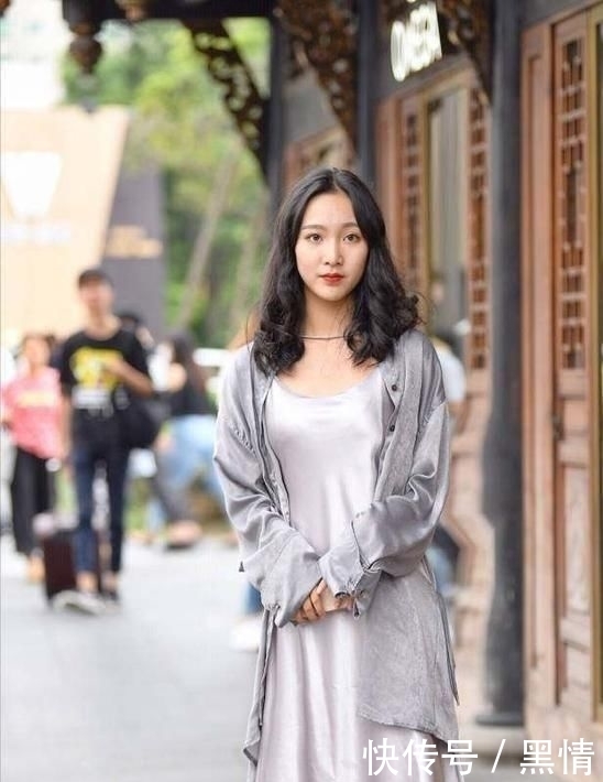  相守|街拍美女：漫漫长路，能够相守，是一种情分！