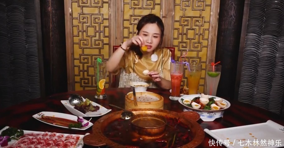 密子|密子君去何炅火锅店,1人吃30道“菜品”,结账时这谁顶得住