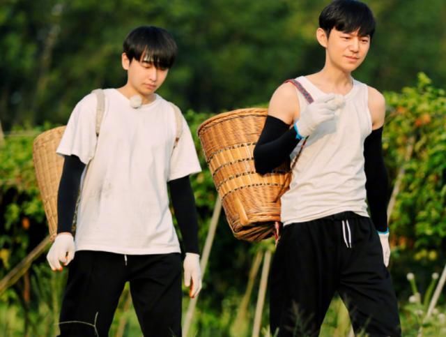 蘑菇屋|《向往的生活》收官全家福,c位不是何老师,这嘉宾排位太暖了吧