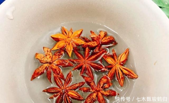 将八角放入|卤水用了它香味扑鼻