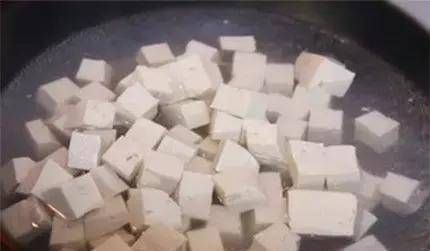  美味|麻婆豆腐以其美味和辛辣的食物而闻名，它又软又嫩