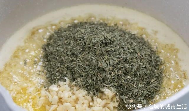 奶酪|在家也能轻松做的奶酪蒜香包,奶香味加上浓厚蒜香,让人无法抵挡