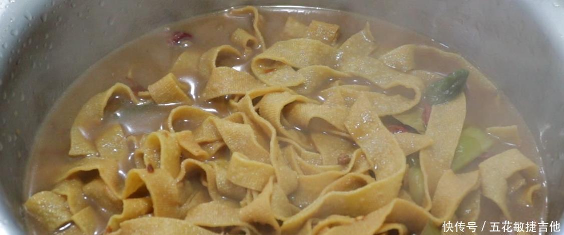 入味|街头一绝的小吃卤豆皮,学会饭店秘制卤水,入味有嚼劲,真好吃