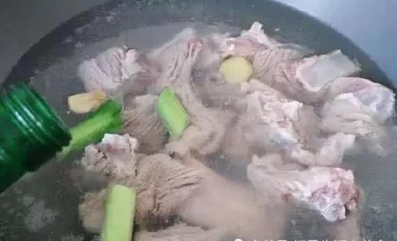 成人|不管炖什么肉,千万别直接焯水,9成人都做错了,难怪肉又腥又老