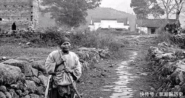 片拍摄|清朝老照片:图一的农民房子矮小的可怜,图五女子的笑容太阳光了