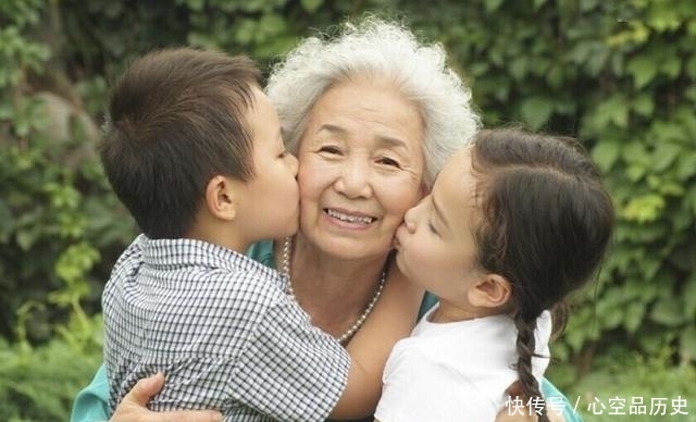 父母|“妈,你当年是被我爸绑架了吗?”网友晒父母老照片,颜值差距大