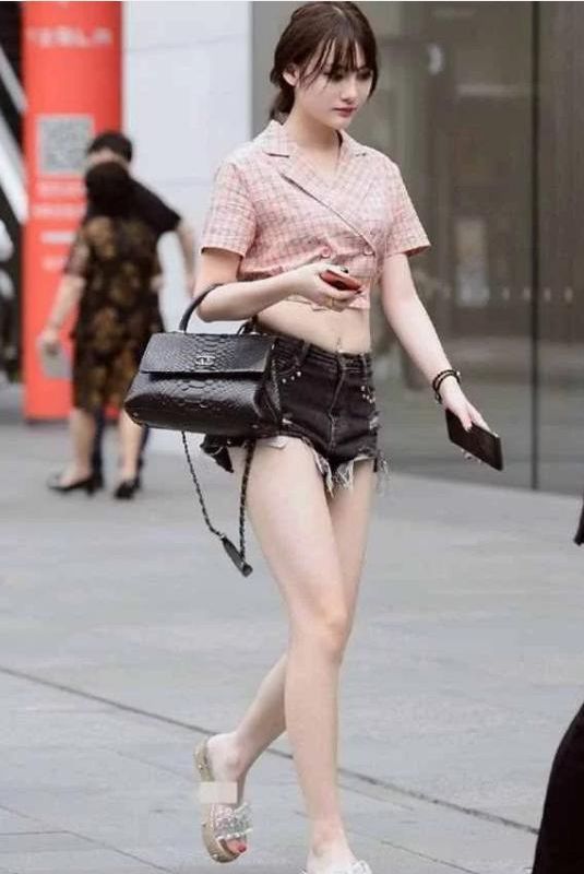 独特|街拍：小美女高端而优雅，彰显独特个性的时尚感