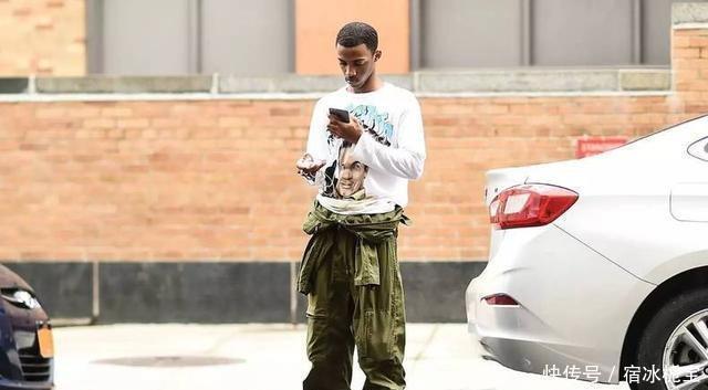  夏天|在炎热的夏天，在街上穿衣服取决于工作服