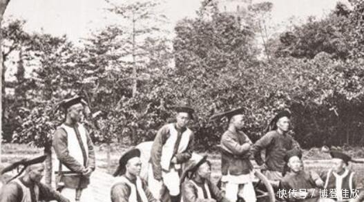 吸食|晚清老照片:贵妇吸食鸦片瘫软在床,大内侍卫精神饱满!