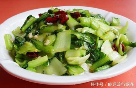  翠绿|炒青菜时，直接下锅是不对的，掌握3个小窍门，青菜翠绿不出水
