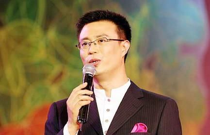  主持|他是央视名嘴，妻子意外瘫痪不离不弃，今52岁儿女双全成人生赢家