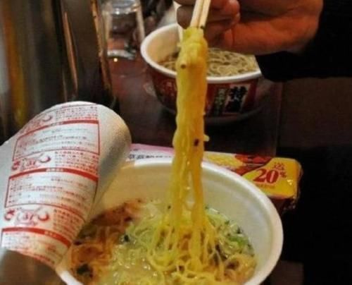 打开|这款“龙虾泡面”，卖20元一桶，有一百只虾，打开后康师傅完了