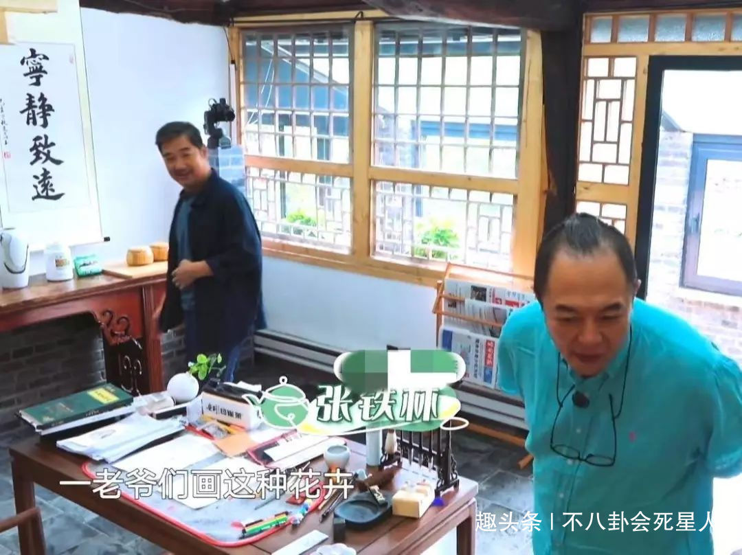 对比|张铁林架子大全程坐着等吃不干活,对比张国立差距大