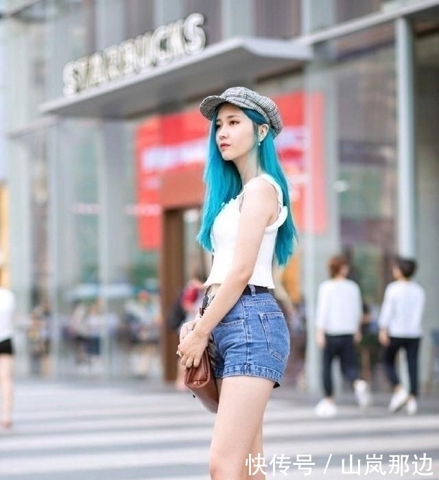 个性|街拍高颜值的美女,穿的紧身裤时尚个性,彰显迷人气质