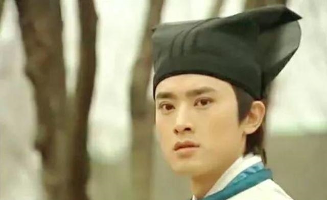 公孙策|淡出娱乐圈多年,网友街头偶遇任泉,短裤配拖鞋,47岁帅气逼人