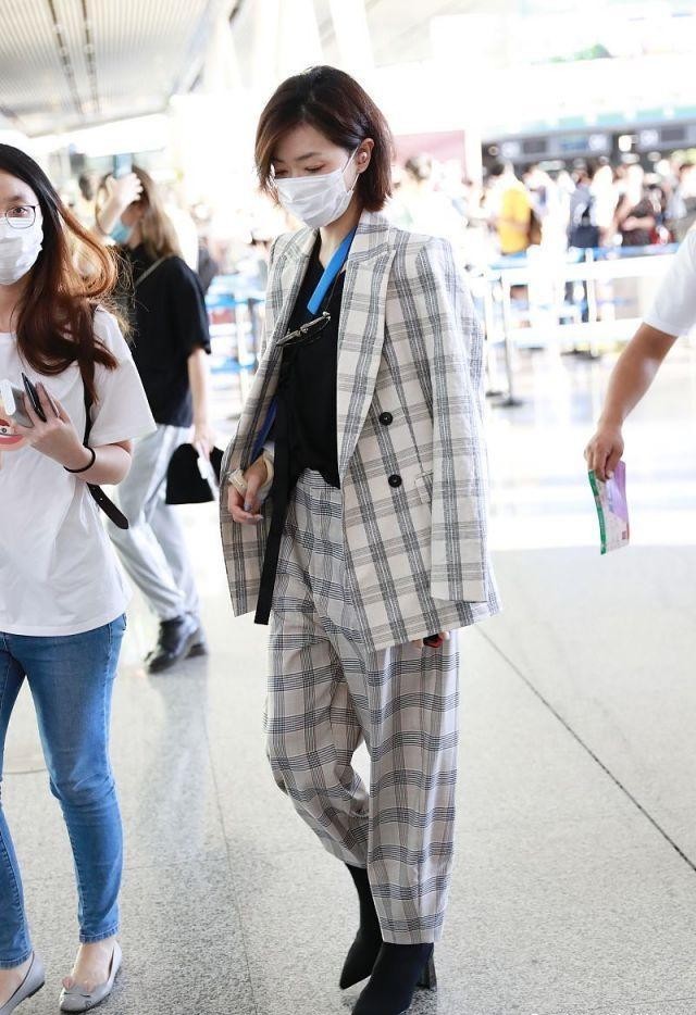 格子|万茜受伤后首次现身,机场手缠绷带,穿格子衣服攻气十足