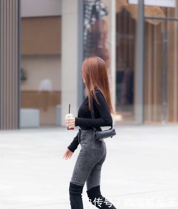 效果很惊艳|街拍：长发美女搭配时尚牛仔裤，秀纤细长腿很有网红风格