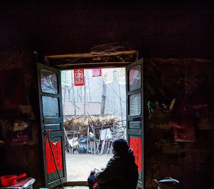  门口|一个午后，老太太在门口打盹，小偷看她双目失明便潜入其家中