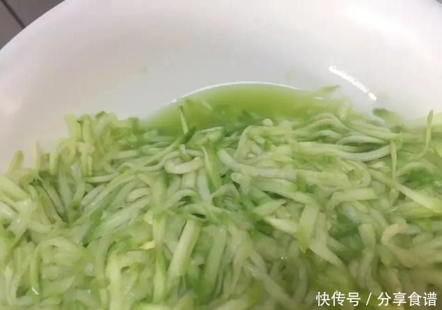  好吃|西葫芦馅饼这样做，柔软又有嚼劲，比炒着吃好吃多了