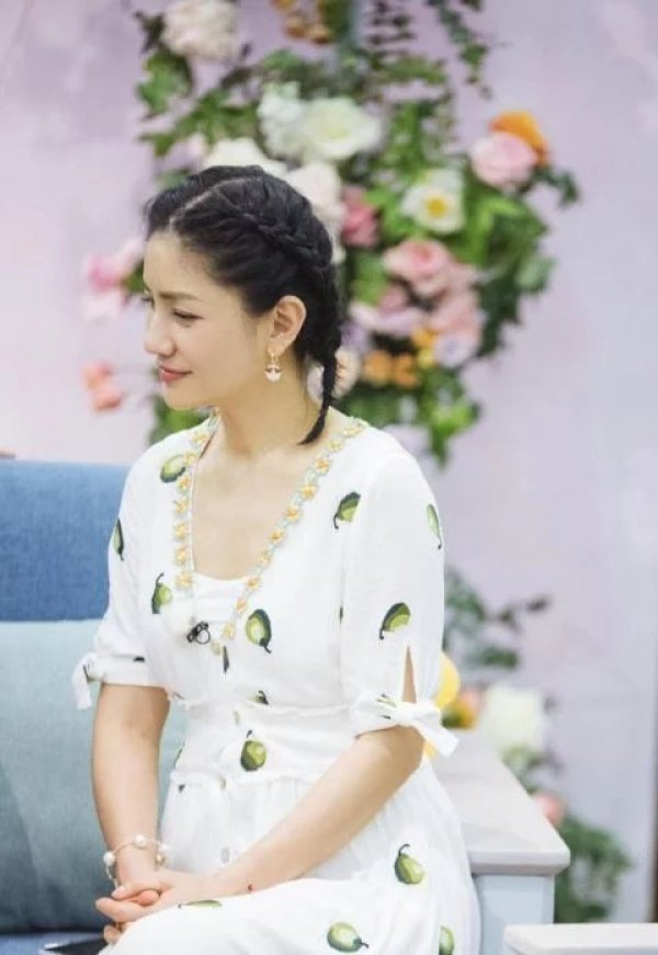 粉色|胡可穿粉色印花裙配蝎子辫,亮相《妻子4》,化身“大力美少女”