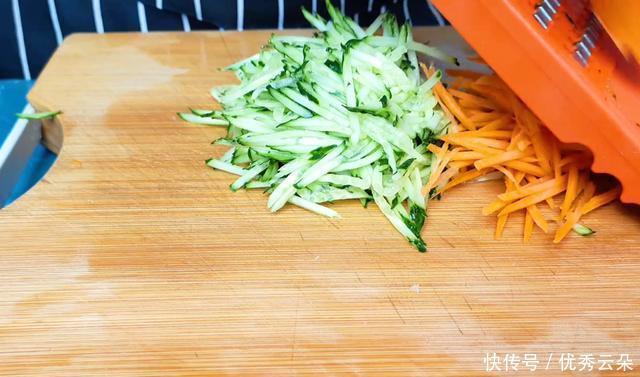 诀窍|凉面怎么做才好吃,诀窍全在调料汁,满满一大碗不够吃