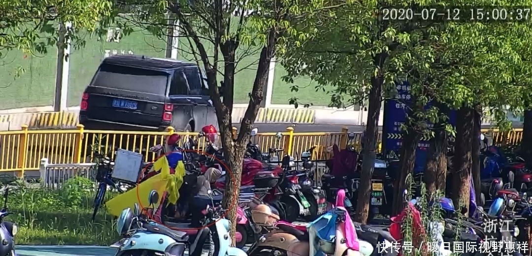 车子|余杭一男子发现车子有故障,旁边的“热心市民”要帮忙……却被警察抓走了