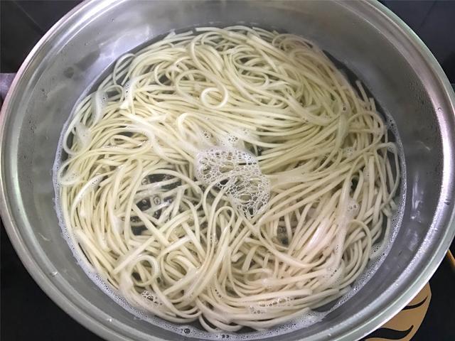 搞定|最适合懒人的一碗面,5分钟搞定,酸爽开胃,比煮泡面还简单