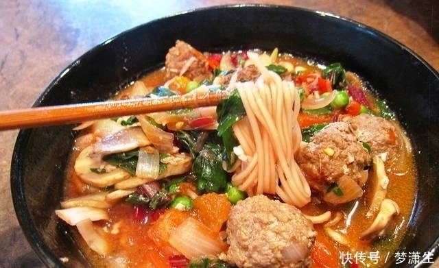  汤面|肉丸和面条一起做，原来这么好吃，我家一周吃5次，上桌汁都不剩